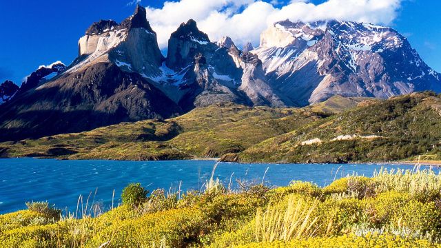 1024px-Cuernos_del_Paine_from_Lake_Pehoe.jpg