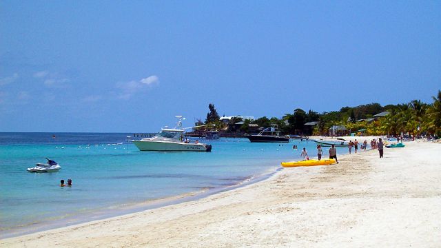 2048px-West_Bay_Beach_-Roatan_-Honduras-23May2009-g.jpg